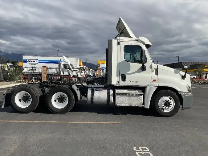 2018 Freightliner X12564ST