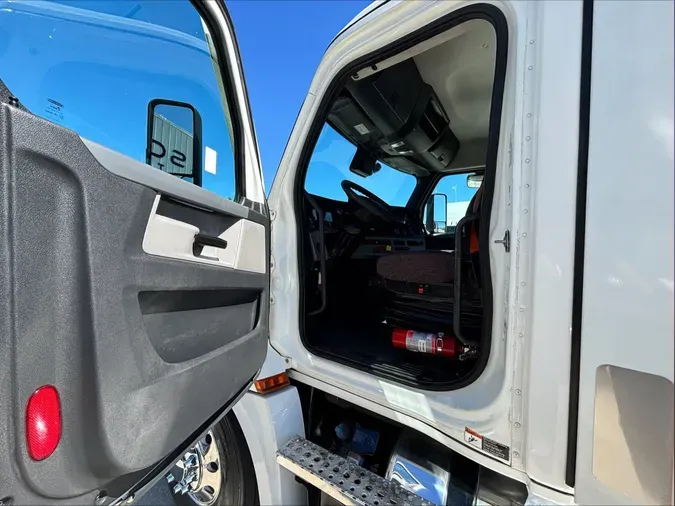 2022 Freightliner Cascadia 126