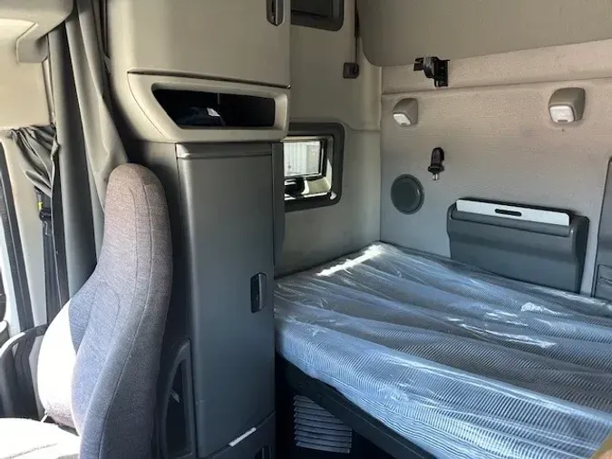 2019 VOLVO VNL64T760