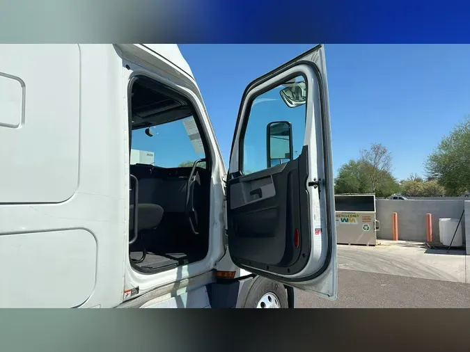 2020 Freightliner Cascadia 126
