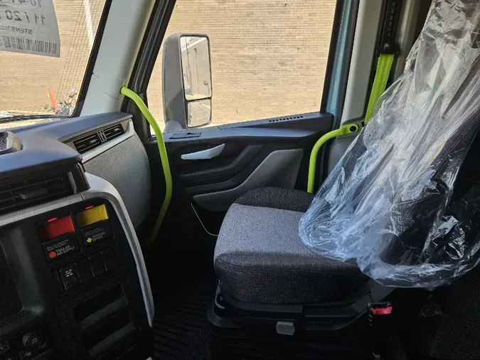 2025 VOLVO VNL64TV04