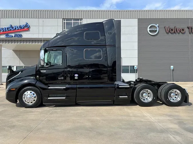 2022 VOLVO VNL64T860