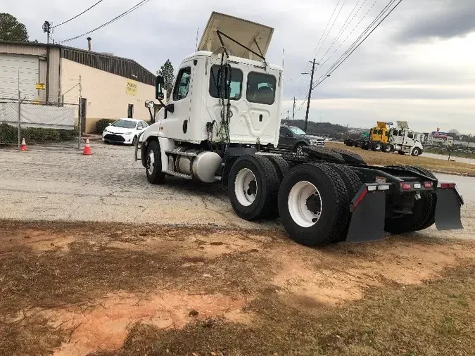 2018 Freightliner X12564ST