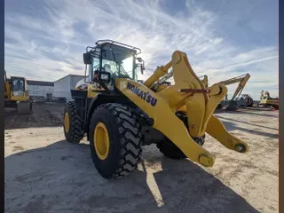 2022 Komatsu WA320-8