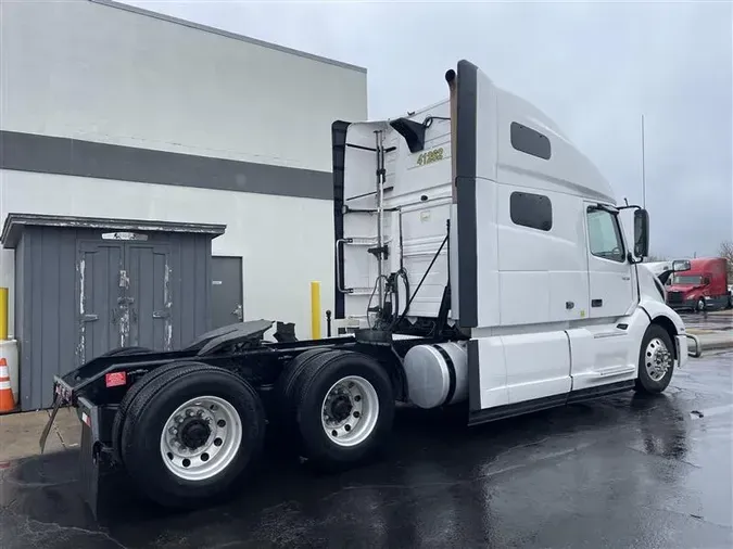 2021 VOLVO VNL64T760