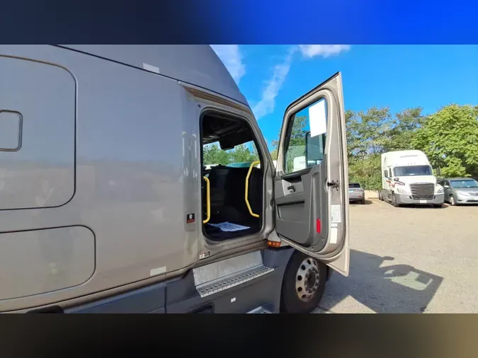 2023 Freightliner Cascadia 126