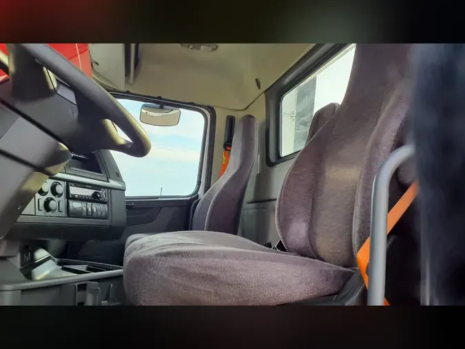 2020 VOLVO VNL64T-300