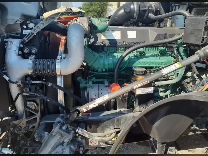 2019 VOLVO VNL64T-300
