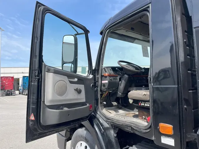2005 VOLVO VNM