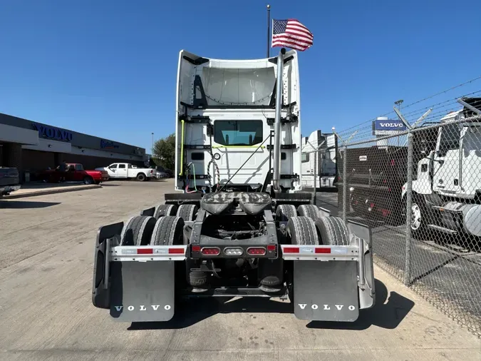 2025 VOLVO VNL64T300