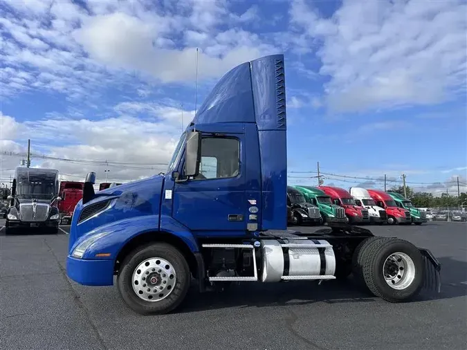 2020 VOLVO VNR42T