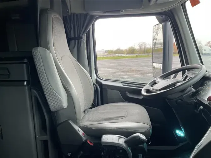 2021 VOLVO VNL64T760