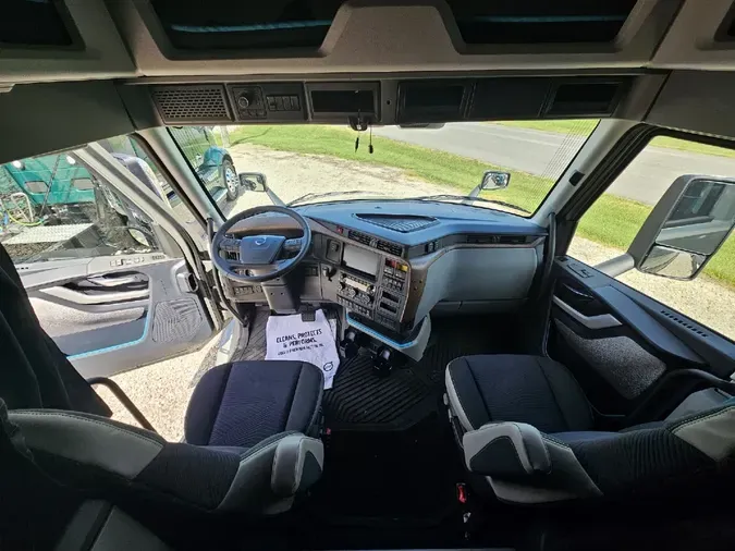 2025 VOLVO VNL64TV04
