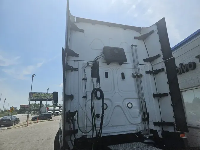 2021 FREIGHTLINER Cascadia 126