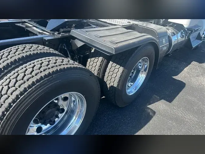 2022 KENWORTH T880