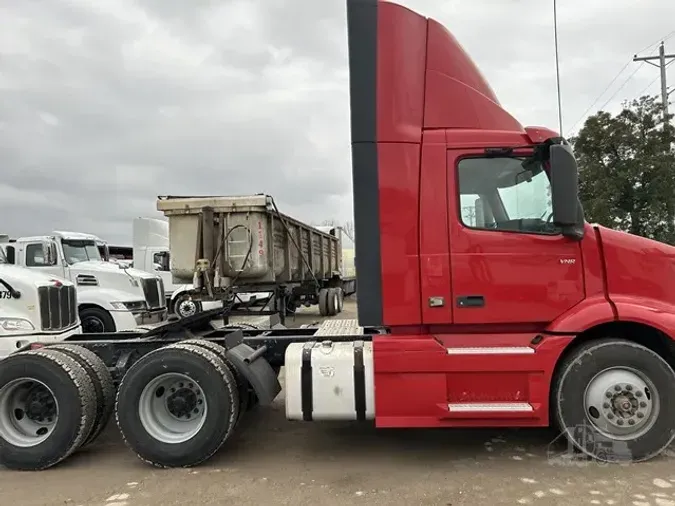 2020 VOLVO VNR64T300