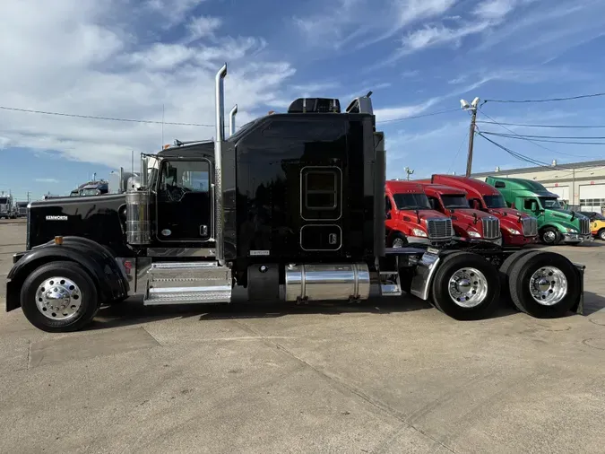 2023 Kenworth W900