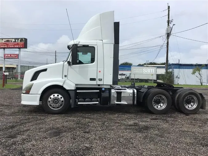 2015 VOLVO VNL300