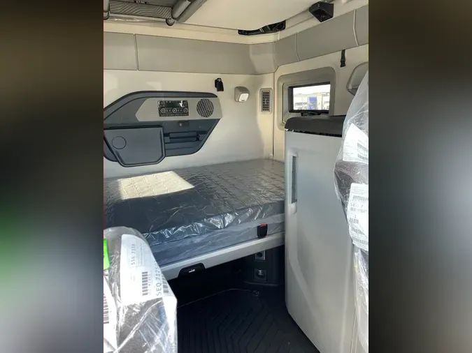 2026 VOLVO VNL64T860