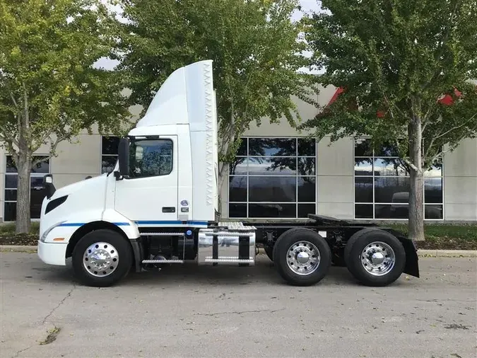 2020 VOLVO VNR300