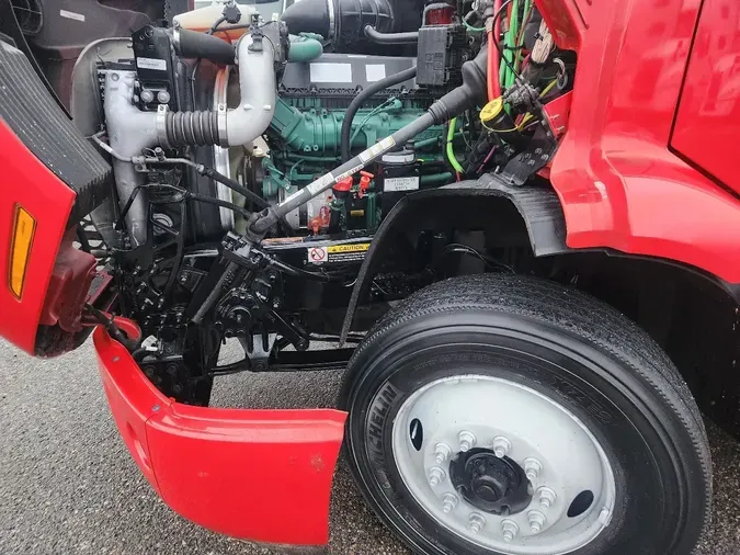 2022 VOLVO VNR64T300