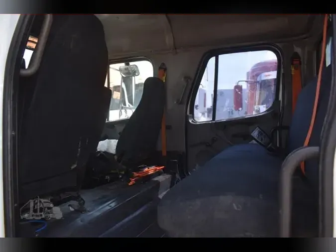 2010 FREIGHTLINER BUSINESS CLASS M2 106