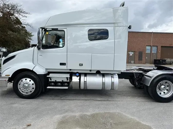 2019 VOLVO VNL740