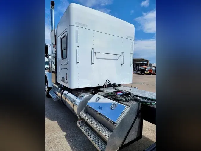 2023 Kenworth W900