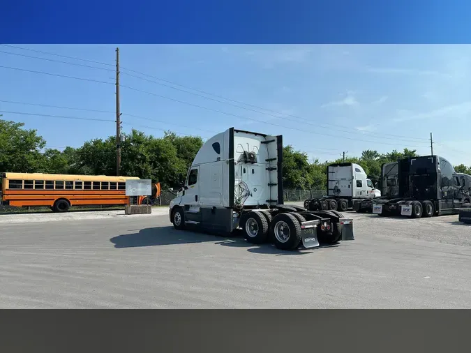 2021 Freightliner Cascadia 126