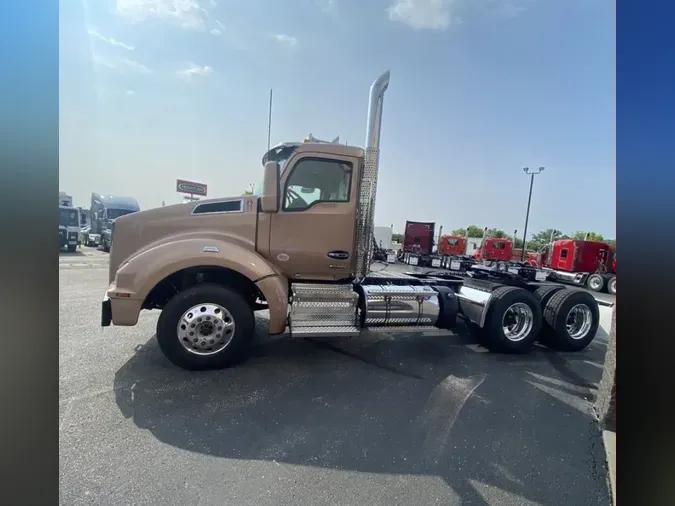 2025 Kenworth T880