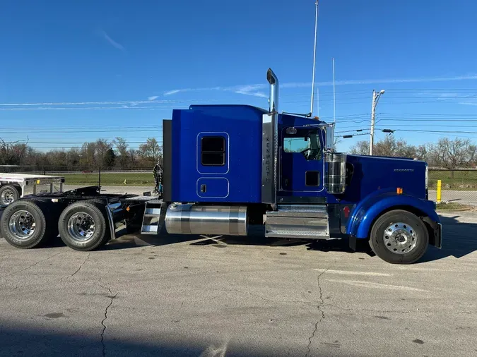 2025 Kenworth W900