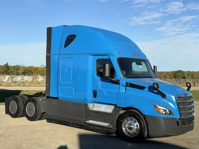 2021 FREIGHTLINER Cascadia 126