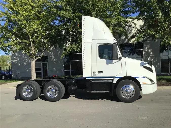 2020 VOLVO VNR300