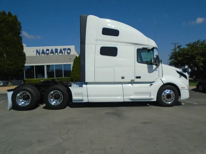 2022 VOLVO VNL64T760