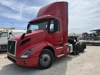 2021 VOLVO VNR64T300