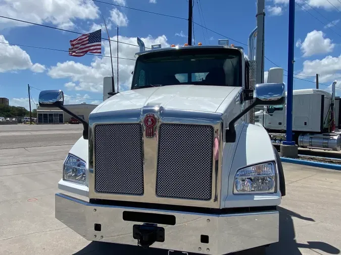 2025 Kenworth T880