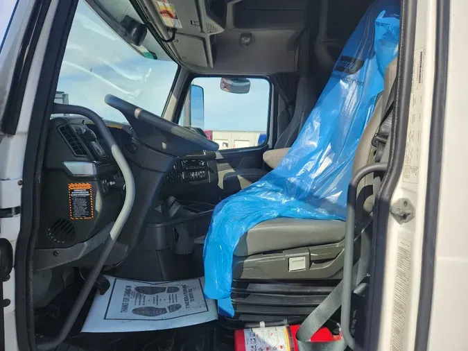 2025 VOLVO VNL64T760