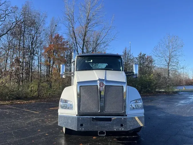 2025 Kenworth T880