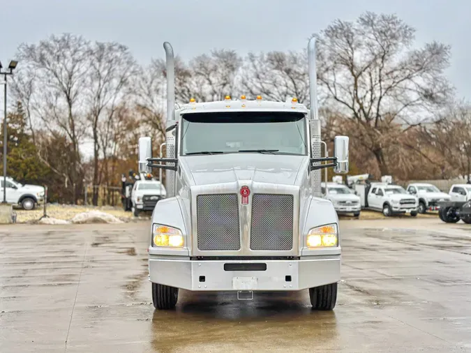 2021 KENWORTH T880