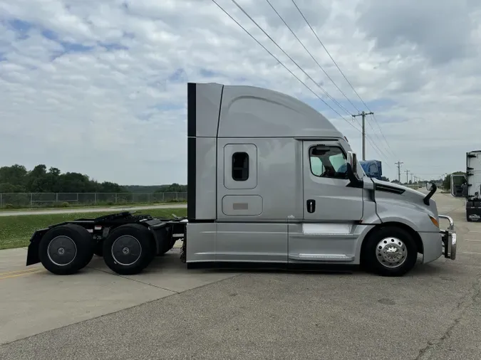 2021 FREIGHTLINER Cascadia 126