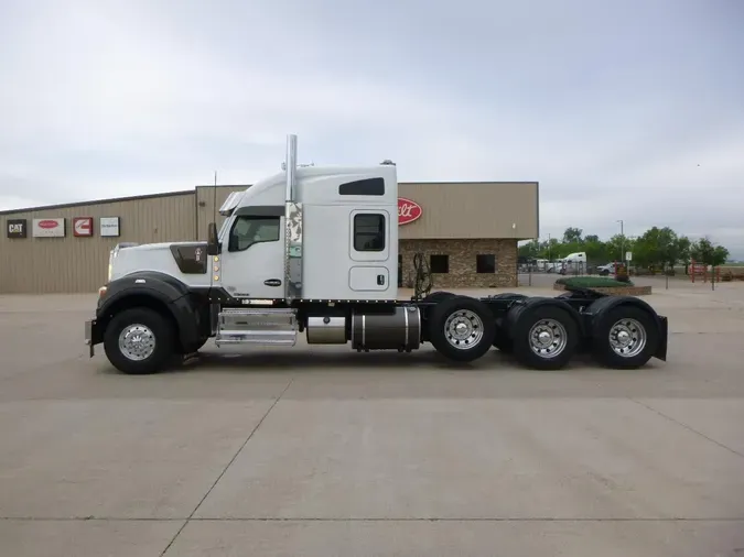 2021 Kenworth W990