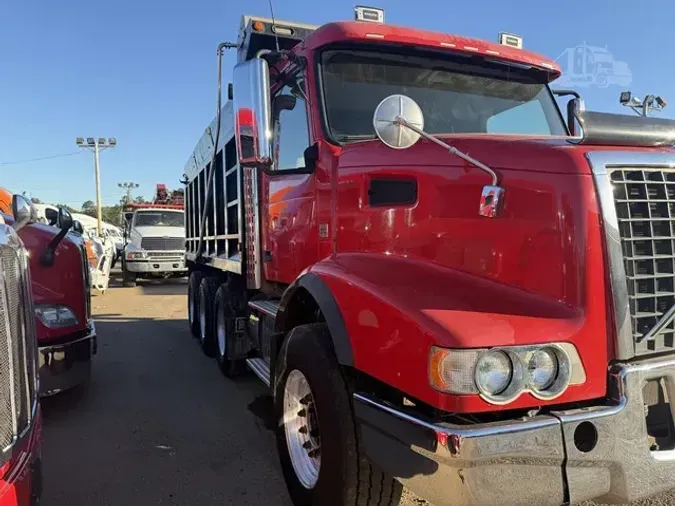 2011 VOLVO VHD64B200
