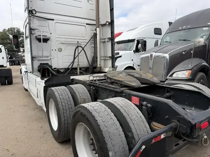 2017 VOLVO VNL64T780