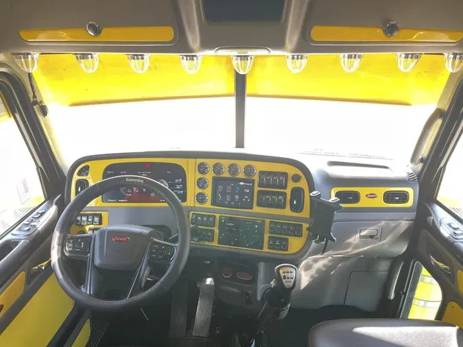 2023 Peterbilt 389