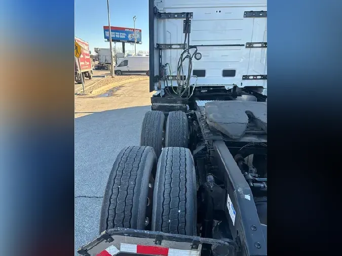 2025 VOLVO VNL64T860