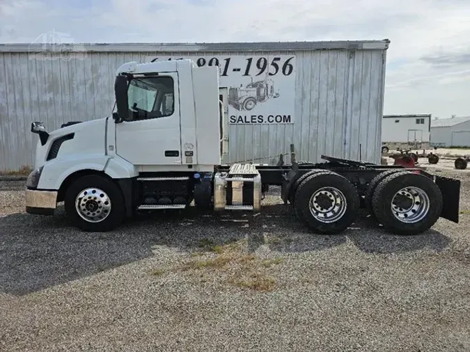 2017 VOLVO VNL64T300