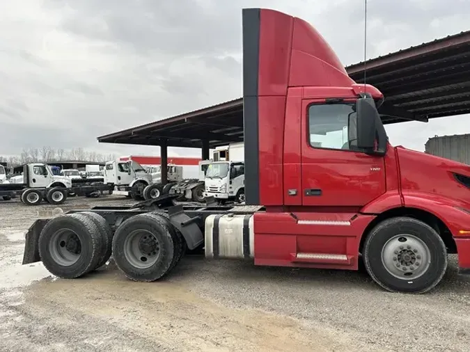 2020 VOLVO VNR64T300