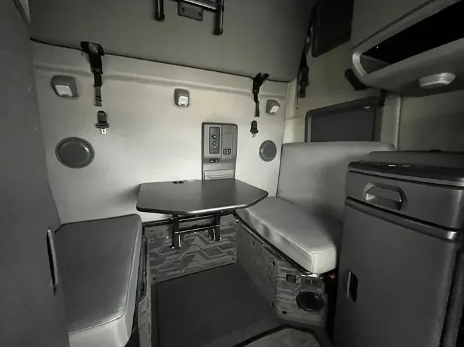 2021 VOLVO VNL64T760