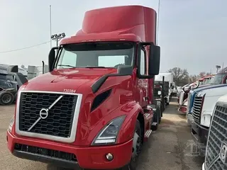 2022 VOLVO VNR64T300