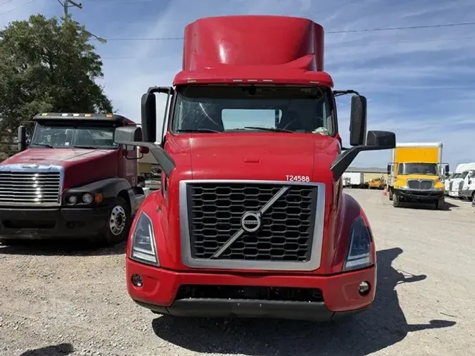 2021 VOLVO VNR64T300